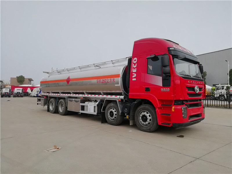 上汽紅巖29.7方前四后八鋁合金運油車，20噸運油車