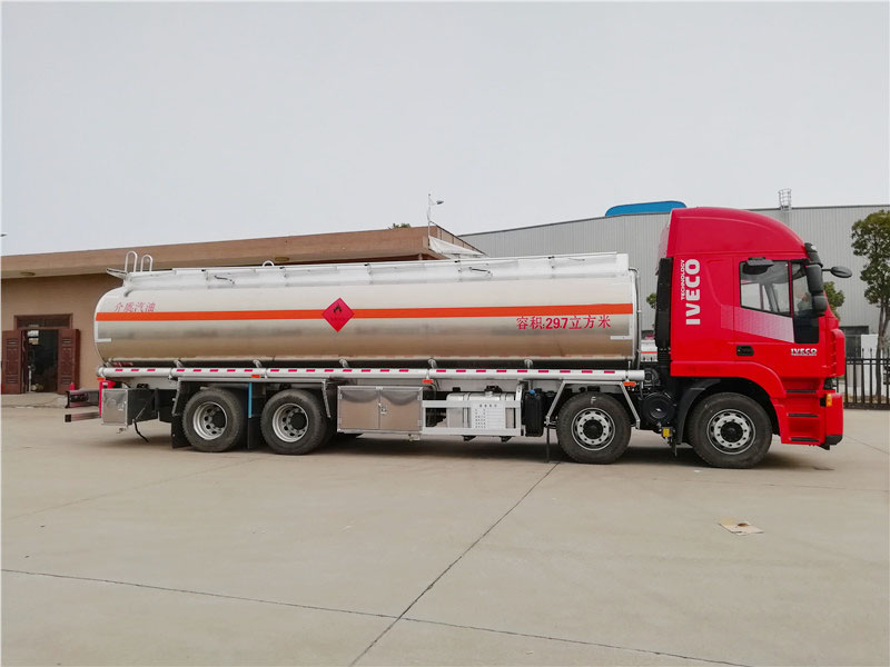 上汽紅巖29.7方前四后八鋁合金運油車，20噸運油車