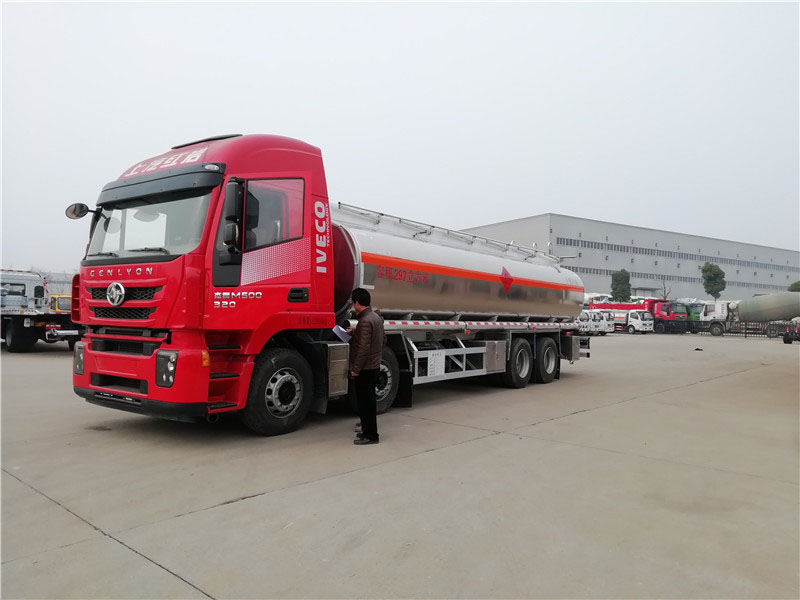 上汽紅巖29.7方前四后八鋁合金運油車，20噸運油車